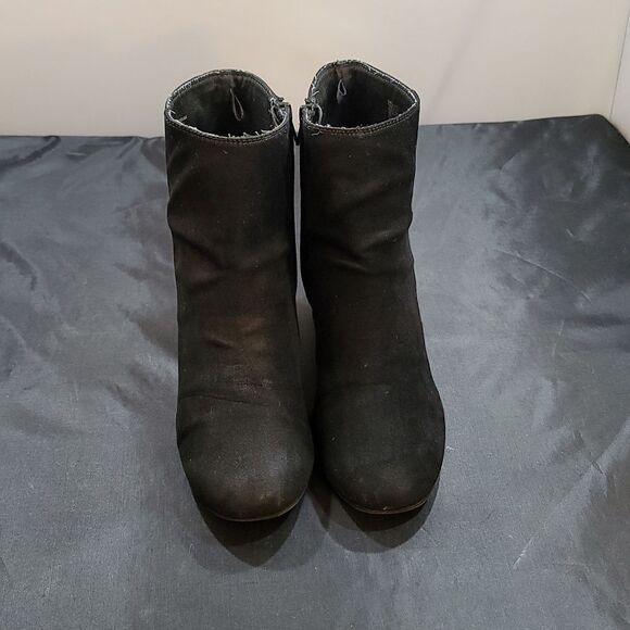 TIME&TRU ROUND TOE SIDE ZIPPER CLOSURE ANKLE BOOTIES - Picture 3 of 15